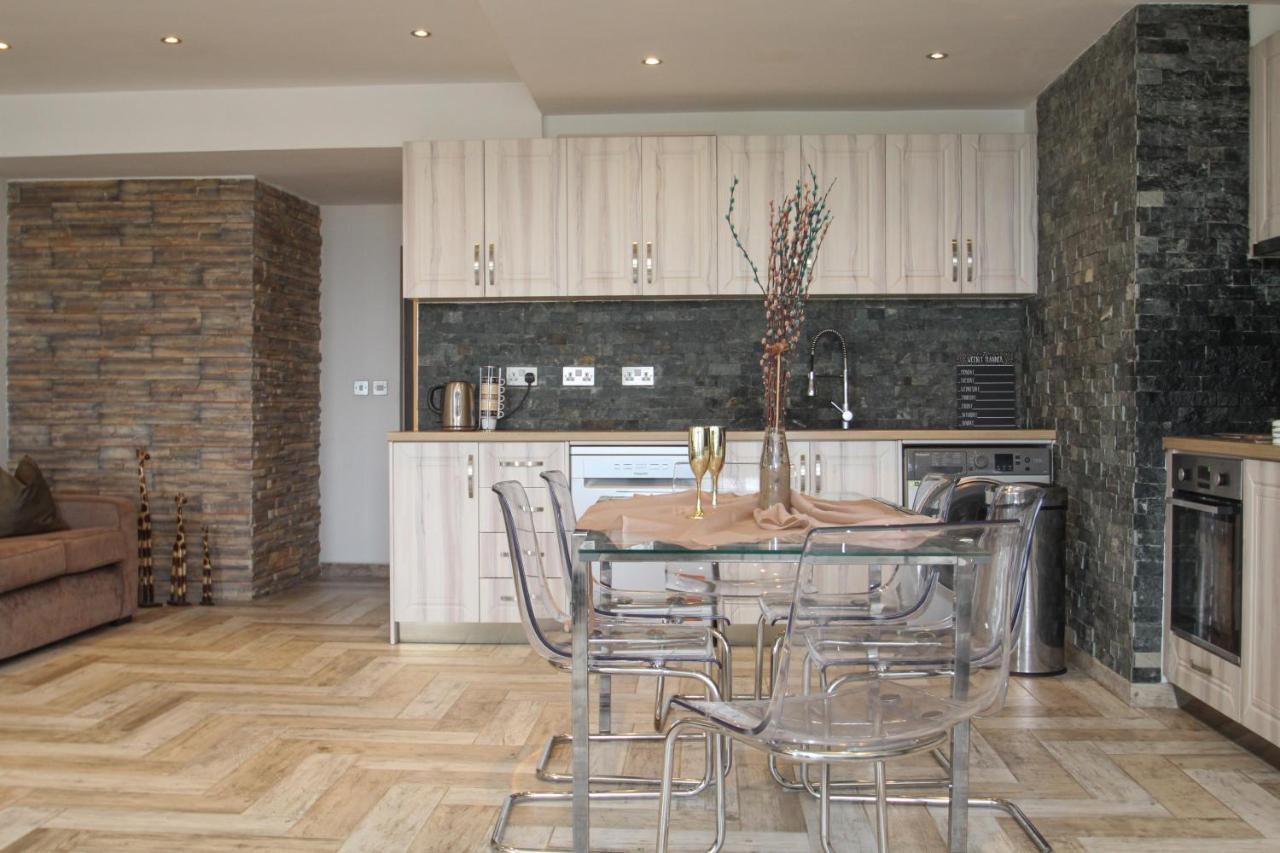 Lavish 2 Bed Sleeps 5 Near Lanark Apartment Carstairs Exterior photo